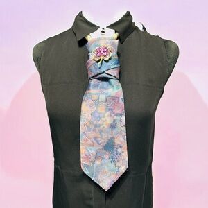 Van Heusen Multicolor Abstract Necktie with Fore-leaf Clover Brooch